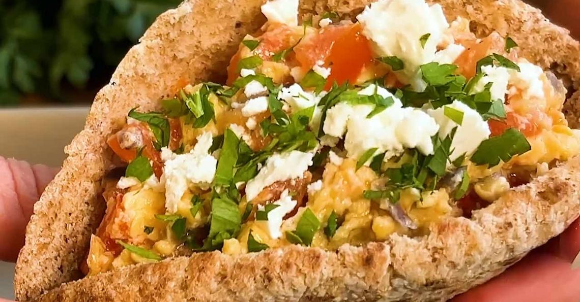 Scrambled eggs pitta pockets